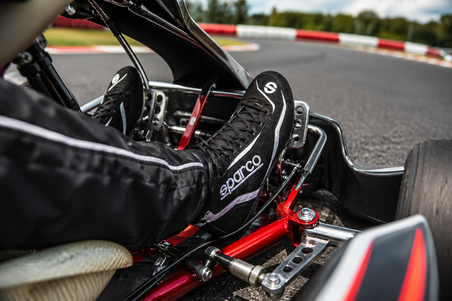 chaussures de karting utilisées par un pilote sur pédales